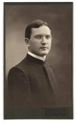 Fotografie Klüpfel, Würzburg, Schönbornstrasse, Pfarrer im Talar mit Brille und Kollar