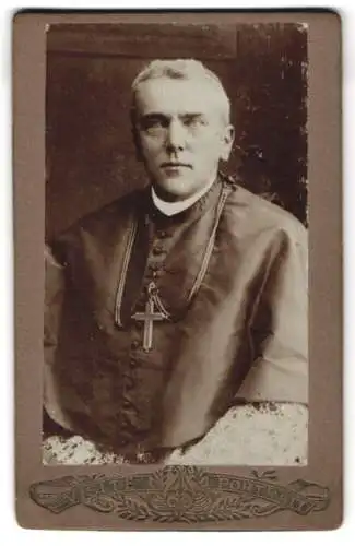 Fotografie unbekannter Fotograf und Ort, Geistlicher im heiligen Gewand samt Kruzifix