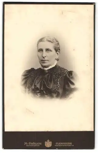 Fotografie M. Frölich, Flensburg, Norderhofenden 9, Porträt der Frau Pastor Prell aus Nordhackstedt