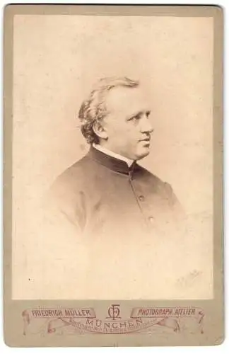 Fotografie Friedrich Müller, München, Kaufinger Strasse 21 1/2, Seitenporträt eines Pfarrers im Talar