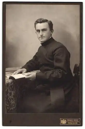 Fotografie Franz Ress, Freising, Priester am Tisch mit Gebetsbuch