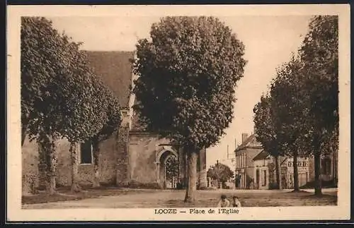 AK Looze, Place de l`Église avec arbres et bâtiments environnants