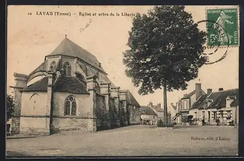 AK Lavau /Yonne, Église et arbre de la Liberté