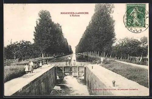 AK Migennes-Laroche, L`écluse animée avec promeneurs et rangée d`arbres