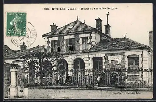 AK Neuilly /Yonne, Mairie et École des Garcons