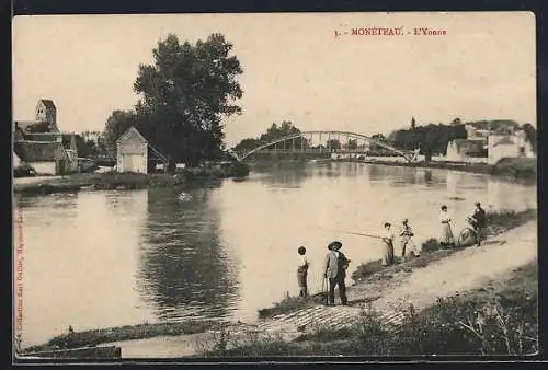 AK Monéteau, Pêcheurs au bord de l`Yonne avec pont métallique en arrière-plan