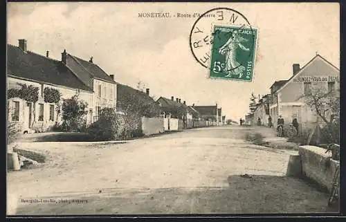 AK Moneteau, Route d`Auxerre avec maisons et cyclistes sur la route