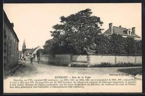 AK Guerchy, Rue de la Poste avec vue sur l`église et les maisons environnantes
