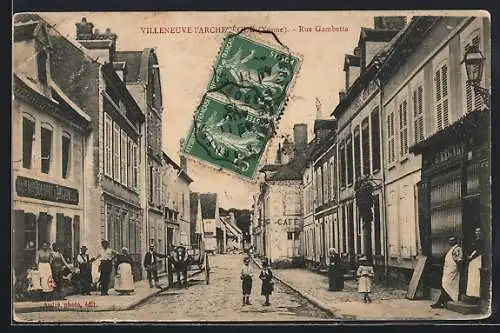 AK Villeneuve-l`Archevêque /Yonne, Rue Gambetta animée avec passants et commerces