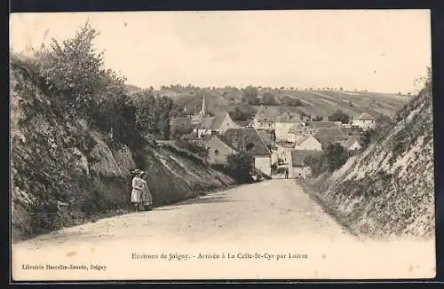 AK La Celle-St-Cyr, Arrivée par Loivre avec vue sur le village et les collines environnantes