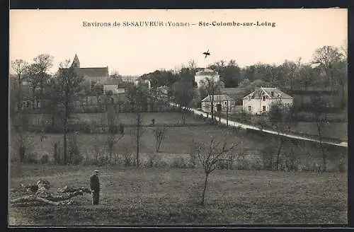 AK Ste-Colombe-sur-Loing, Vue du village en campagne avec route et église au loin