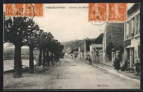 AK Vincelottes, Centre du Pays avec rue bordée d`arbres et maisons anciennes