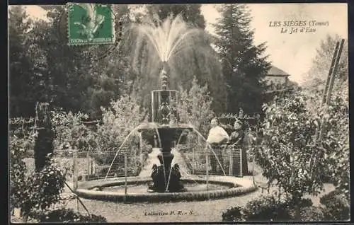 AK Les Sièges /Yonne, Le Jet d`Eau dans le jardin fleuri