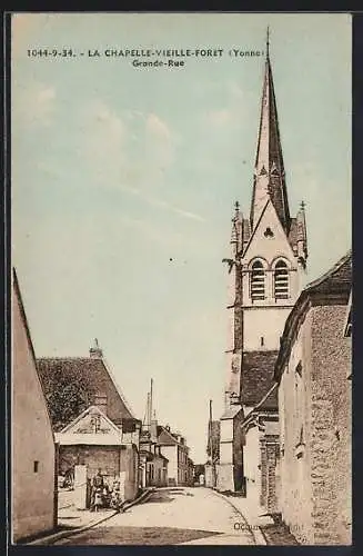 AK La Chapelle-Vieille-Forêt /Yonne, Grande-Rue avec l`église et les maisons environnantes