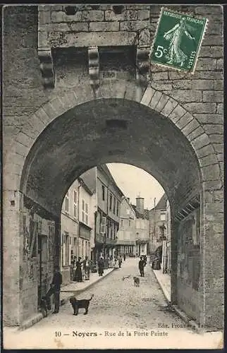 AK Noyers, Rue de la Porte Peinte avec passants et chien sous l`arche historique