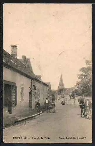 AK Guerchy, Rue de la Poste avec passants et maisons anciennes