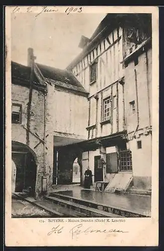 AK Noyers, Maison Brandin avec détails architecturaux et une personne devant l`entrée