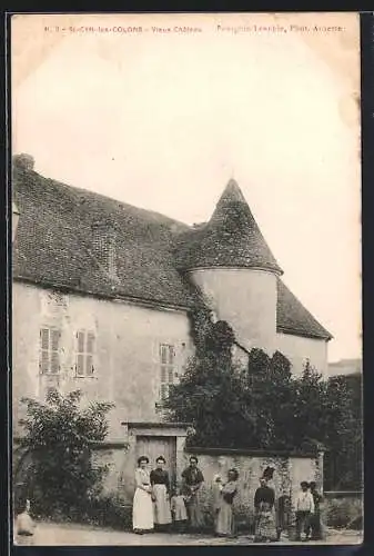 AK St-Cyr-les-Colons, Vieux Château avec habitants devant l`entrée