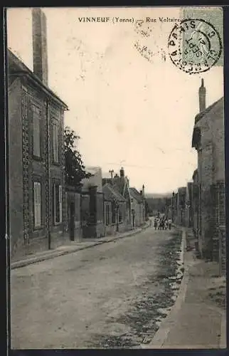 AK Vinneuf /Yonne, Rue Voltaire avec vue sur des maisons et une rue calme