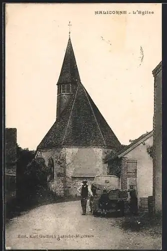 AK Malicorne, L`Église et la rue adjacente avec une voiture ancienne et des passants