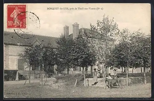 AK Bosquet-du-Lys /Theil-sur-Vanne, Vue de la maison avec des arbres et des personnes à cheval