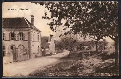 AK Brion, Le Manceau, Rue bordée d`arbres avec maisons traditionnelles et chemin rural