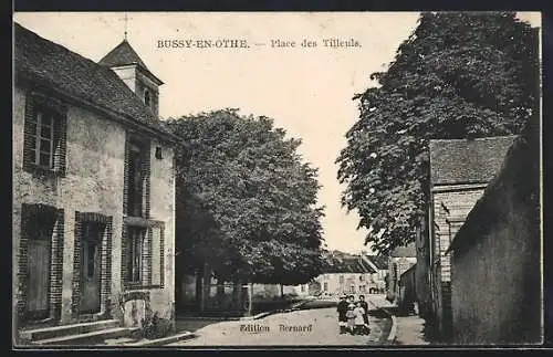AK Bussy-en-Othe, Place des Tilleuls avec bâtiments et passants