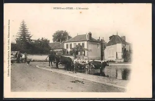 AK Bussy-en-Othe, L`Abreuvoir avec troupeau de vaches et charrette en arrière-plan