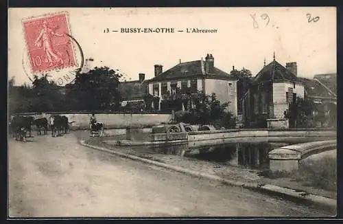 AK Bussy-en-Othe, L`Abreuvoir et vue sur les maisons environnantes