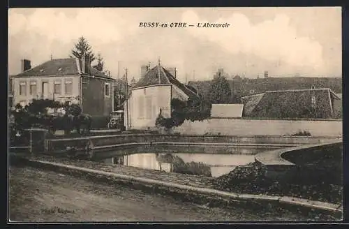 AK Bussy-en-Othe, L`Abreuvoir et maisons environnantes