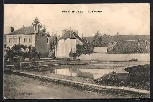 AK Bussy-en-Othe, L`Abreuvoir et maisons environnantes