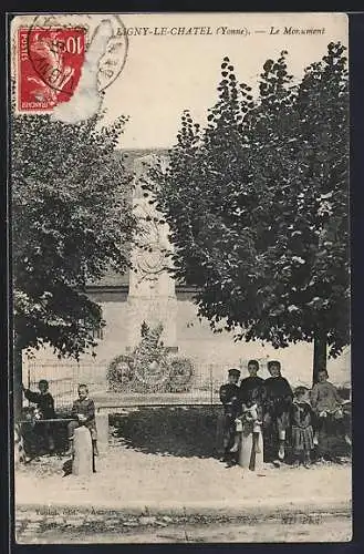AK Ligny-le-Châtel /Yonne, Le Monument avec des habitants devant le mémorial
