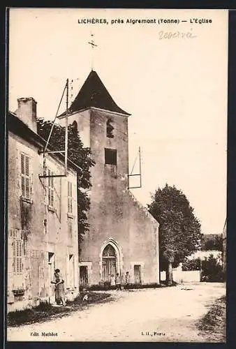 AK Lichères /Yonne, L`église du village et la rue adjacente