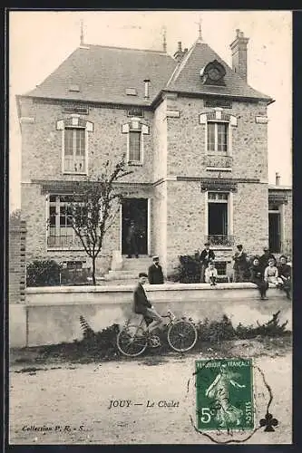 AK Jouy, Le Chalet avec des personnes devant la maison et un homme à vélo