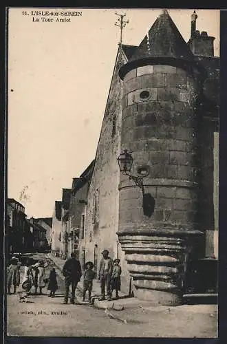AK L`Isle-sur-Serein, La Tour Amiot et scène de rue animée