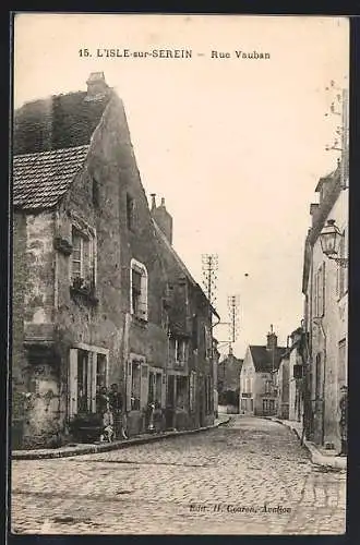 AK L`Isle-sur-Serein, Rue Vauban avec bâtiments anciens et pavés