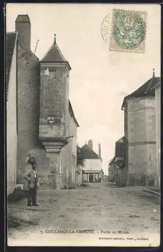 AK Coulanges-la-Vineuse, Porte du Milieu et rue principale animée