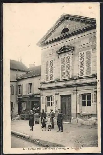 AK Nuits-sous-Ravieres /Yonne, La Mairie et habitants devant le bâtiment