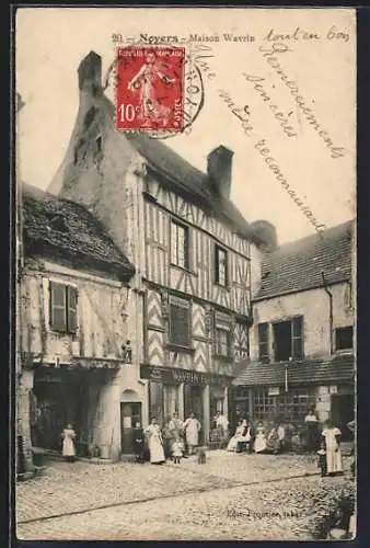 AK Noyers, Maison Wavrin tout en bois avec des passants sur la place animée