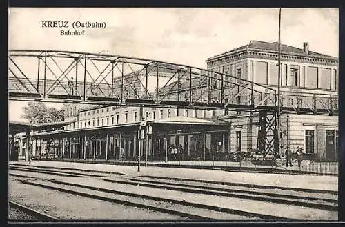 AK Kreuz, Bahnhof von der Gleisseite mit Brücke