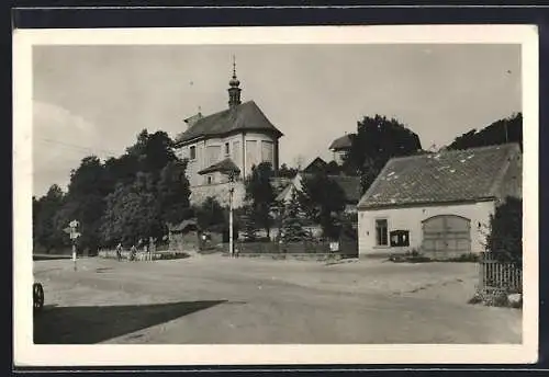 AK Hrivice, Ortsansicht mit Kirche