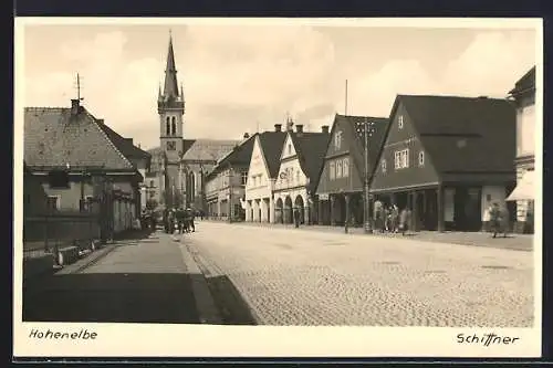 AK Hohenelbe / Vrchlabi, Strassenpartie mit Gebäudeansicht
