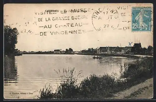 AK Courlon, Vue sur la plage et la rivière avec village en arrière-plan
