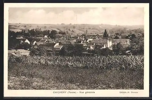 AK Chichery /Yonne, Vue générale du village entouré de collines et de champs verdoyants