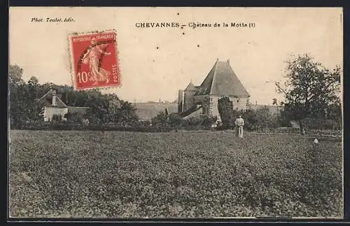AK Chevannes, Château de la Motte avec un champ et un homme au premier plan