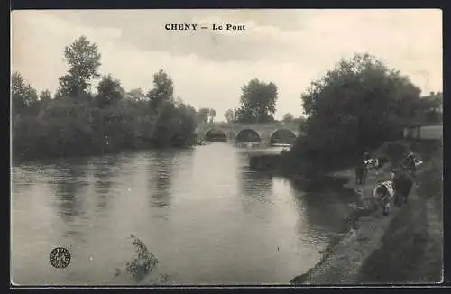 AK Cheny, Le Pont et la rivière avec des arbres en arrière-plan