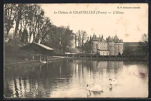 AK Chastellux /Yonne, Le Château de Chastellux et l`étang avec cygnes majestueux