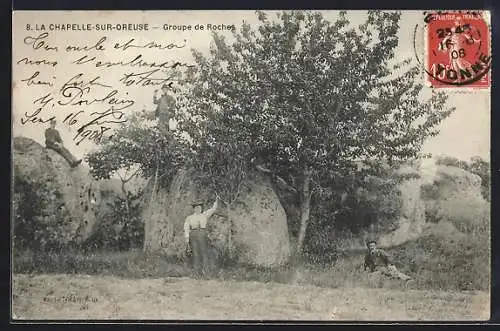 AK La Chapelle-sur-Oreuse, Groupe de Roches avec personnes se reposant et arbre central