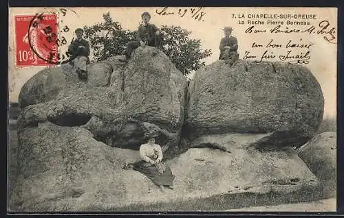 AK La Chapelle-sur-Oreuse, La Roche Pierre Bonneau avec des personnes assises sur les rochers