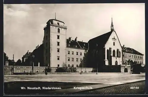 AK Wr. Neustadt /Niederdonau, Kriegsschule, Ansicht von der Strasse